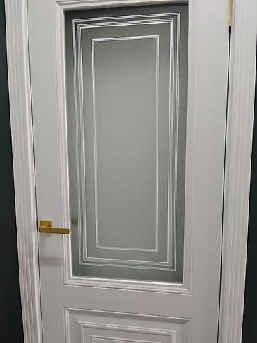 silver kitchen: Межкомнатная дверь с матовым остеклением и геометрическим рисунком. - — 1