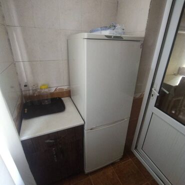 Uzunmüddətli kirayə mənzillər: Yasamal rayonu, İnşaatçılar metrosunun yaxınlığında, köhnə tikili, 5 — 6