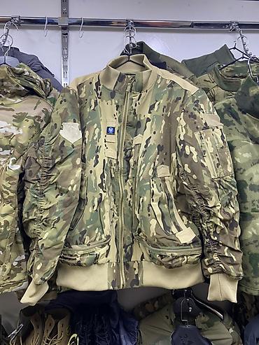 Куртка-бомбер в камуфляжной расцветке Multicam. Модель выполнена в