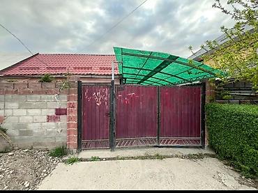 Продажа полдома: 🏡 **ПРОДАЁТСЯ ПОЛДОМА** 📍 Район: Пишпек 🏠 Комнаты: 4 📐 Площадь дома — 11