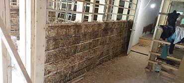 Другие стройуслуги: Стена дома, частично утепленная тюками соломы, закрепленными — 7