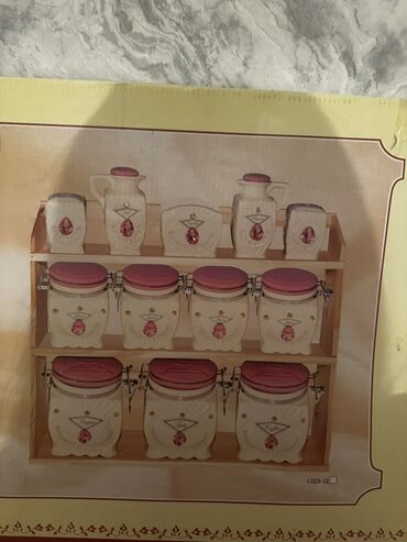 servislər: Mətbəx üçün keramik saxlama dəsti – taxta rəfli, çoxparçalı komplekt