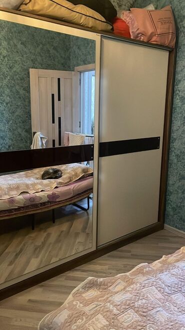Divanlar: Genis dolab satilir 300 azn .Ölçüsü 2/220. Unvan masazir (Gülü)