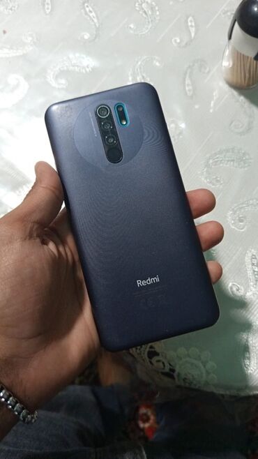 Çaydanlar: Xiaomi Redmi smartfon - Model: Redmi (arka qapaqda “Redmi” loqosu) -