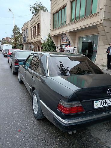 hyundai 2002 accent: Mercedes-Benz E 200: 2 l | 1990 il Sedan — 3