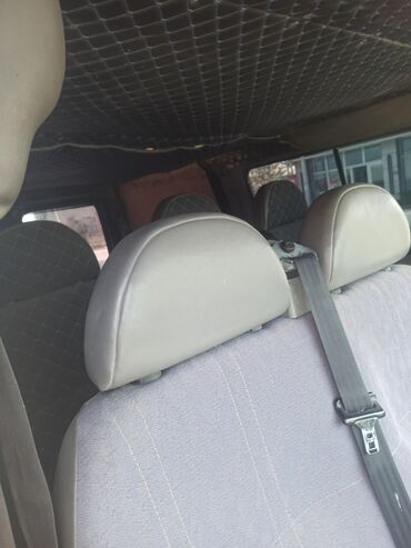 Tünd göy rəngli minibus. Maşının daxili oturacaqları açıq rəngdədir