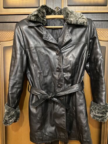 kaput sa ruskom kragnom: Jakna/bunda od prave kože sa prirodnin krznom. Očuvana bez ikakvih