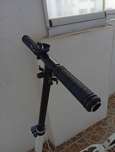 Şəhər/skuterlər üçün yığcam mexaniki skuter - Rəng: ağ çərçivə, qara