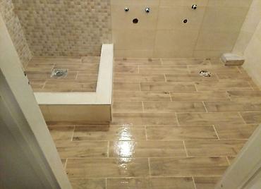 Građevinarstvo i rekonstrukcija: Profesionalni keramičar radi postavljanje svih vrsta pločica oblaganje — 4