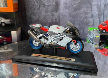 Avtomobil modelləri: Коллекционная модель Aprilia RSV 1000R White Red 2006 Maisto Scale — 12
