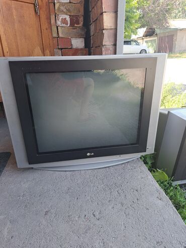продаю старый телевизор: Телевизор рабочий
срочно продаю
военно антоновка