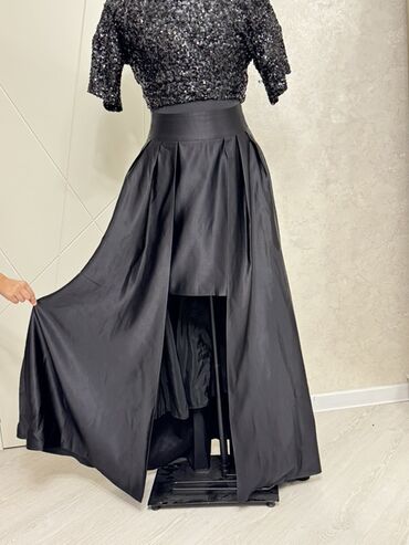 Dəstlər, kostyumlar: Qadın geyimləri 1) Bej rəngli trikotaj dəst – 10 AZN - V-yaxa — 24