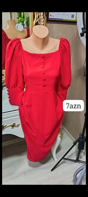 вв кремы, корректоры, тональные кремы: Qırmızı don - Rəng: parlaq qırmızı - Dizayn: dördkünc dekolte, ön