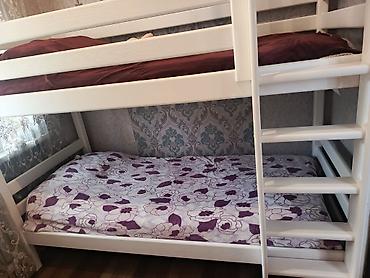bunk bed: Двухъярусная кровать из массива (цвет – белый). - Компоновка: два — 2