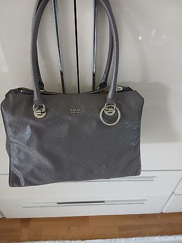 Torbe: GUESS torbe – dve modele 1) Siva torba sa monogram printom - — 1