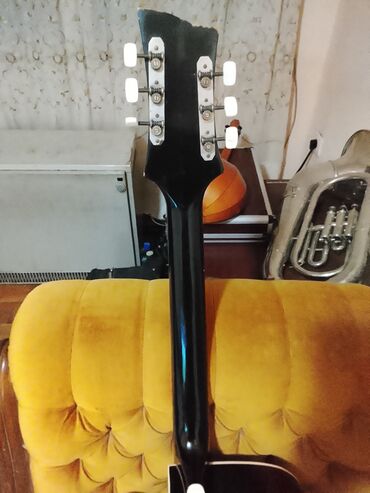 Gitare: Archtop akustična gitara sa F-otvorima - Telo: šuplje archtop telo sa — 8