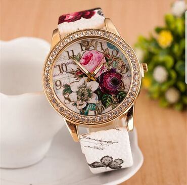 levis ženske farmerke: Divan sat sa ružicama. Kućište je prečnika 44 mm. Kvarcni je