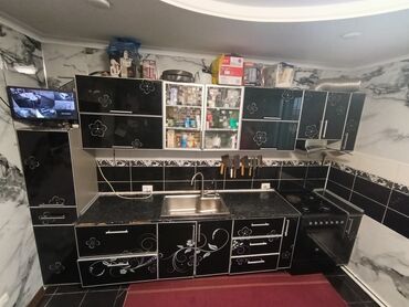 обувные шкафы и вешалки для верхней одежды: Кухонный гарнитур в черно-белом глянцевом стиле с цветочным принтом
