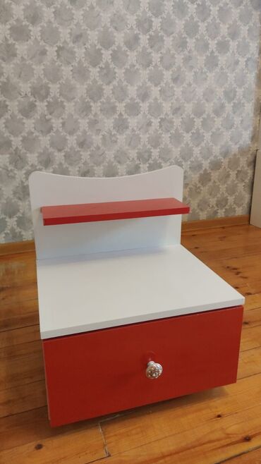 стеклянный фартук для кухни: Qırmızı-ağ rəngli yataq yanı tumbası - Material: laminat/MDF tipli