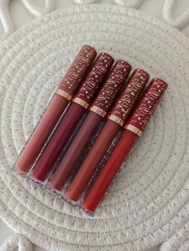 new yorker sat: Nude lip gloss
Vodootporan 
Dugotrajan
Dostupne sve nijanse