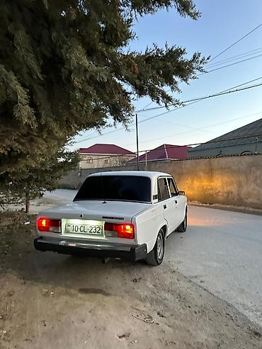 2107 faralar: Lada 2107, ağ rəng, sedan gövdə. - Nömrə: 10-CL-232 - Kuzov: 4 qapılı — 3