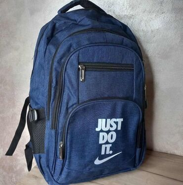 Torbe: Podeljeni unutrašnji deo + srednji i dva mala dela, skladište za piće — 30