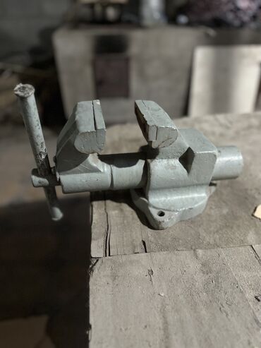 Тиски: 4 штук Тиски СССР Две маленькие! По 4000 сом Один средний. 8000сом — 3