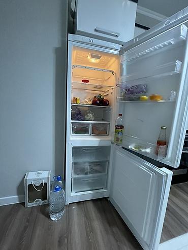 Бытовая техника: Холодильник Indesit, белый, с нижней морозильной камерой. - — 3