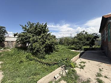 район ленинский: 🏡 Продаётся дом в г. Каракол! 📍 Адрес: ул. Московская, угловой участок — 6