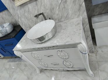 karandaş seti: Ağ rəngli, mərmər səthli, iki çekmeceli dolablı lavabo dəsti. Dolabın