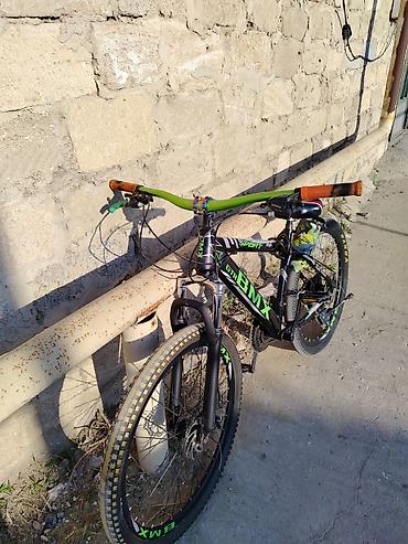 BMX velosipedlər: MTB tipli velosiped – BMX dizaynlı Velosipedde yaşıl rul, xamilyon — 2