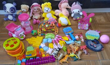 набор доктора игрушка: Большой набор разнообразных игрушек, включающий мягкие игрушки