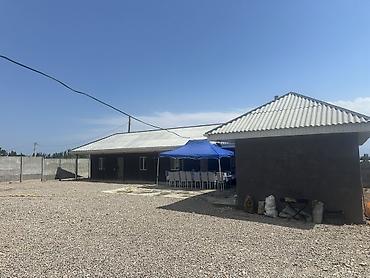 Продажа коттеджей и домов: ТЕЗ АРАДА ЧОН САРЫ ОЙДОН УЙ-КОТТЕДЖ САТЫЛАТ.СУУ,СВЕТ,КЫЗЫЛ КИТЕП БАР.5 — 1