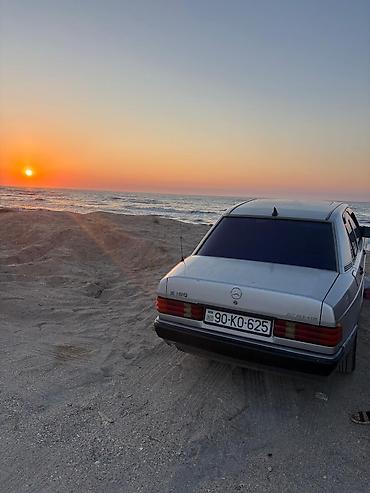 mercedes rolu: Mercedes-Benz 190 (W201) sedan - Kuzov: sedan, gümüşü rəng - Mühərrik — 3