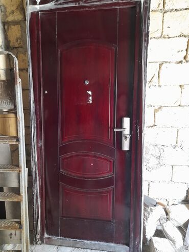qapi tutacaqlari: Qırmızı rəngdə, metal xarici qapı. Qapıda gözlük və metal dəstək var