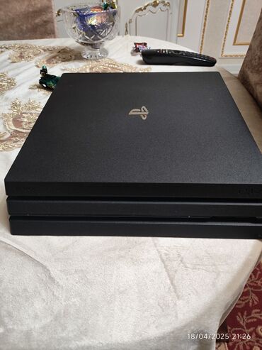 PS4 (Sony Playstation 4): PlayStation 4 Pro (PS4 Pro) oyun konsolu Xüsusiyyətlər: - Model: Sony — 4