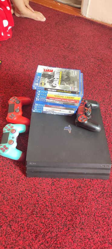продам плейстейшен 4: Игровая консоль PlayStation 4 Pro, представленная в черном цвете