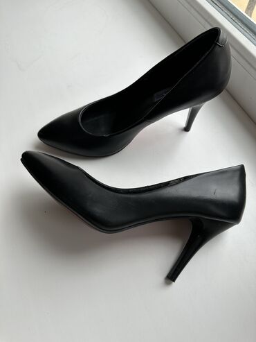 чёрный туфли размер 42: Туфли. 35 размер. Есть потертости незначительные внутри. Отдаю по
