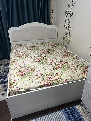 Цвет – белый (матовый). Корпус из ЛДСП, классический дизайн с фигурным