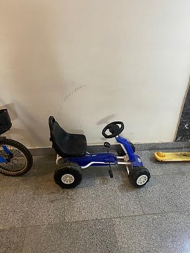 pedallı go kart: Mavi rəngli, pedallı uşaq kartinqidir. Bu kartinq modeli dörd təkərə — 2