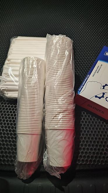 stekan: Birdəfəlik istifadə üçün paketlənmiş ağ kağız stəkanlar və içməli — 1