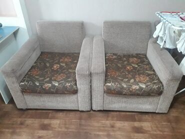 дверь с домофоном: 2 кресла