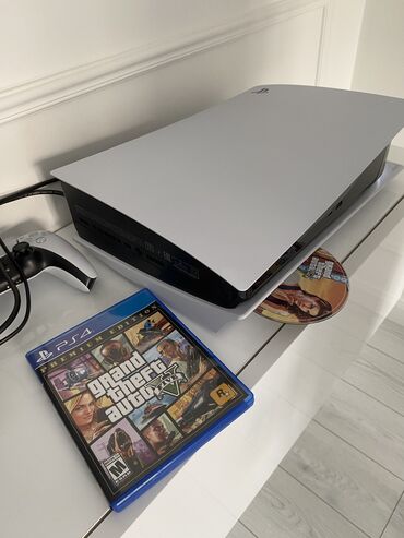 plesdeyşn 5: Ps 5 diskli üstünde 2 pult içinde GTA 5, FC23, ve Ark oyunları var 825