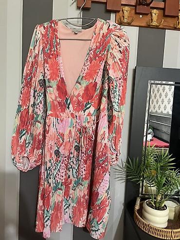 mexmer parca: H&M. markasınındı.Xarıcden alınıb.1defe geyilib.Qadın .paltarı – — 2
