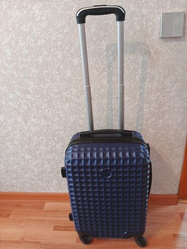 Hovuzlar: Sərnişin çamadanı – kabin ölçülü, sərt korpuslu - Rəng: tünd mavi