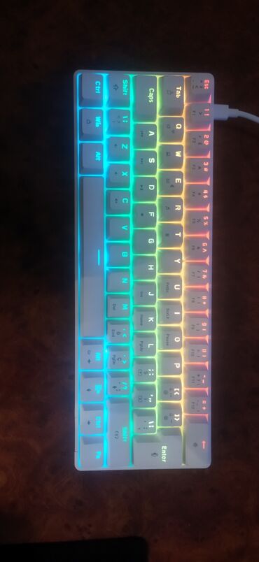 planşet klaviatura: RGB işıqlandırmalı, yığcam dizayna malik bu mexaniki klaviatura