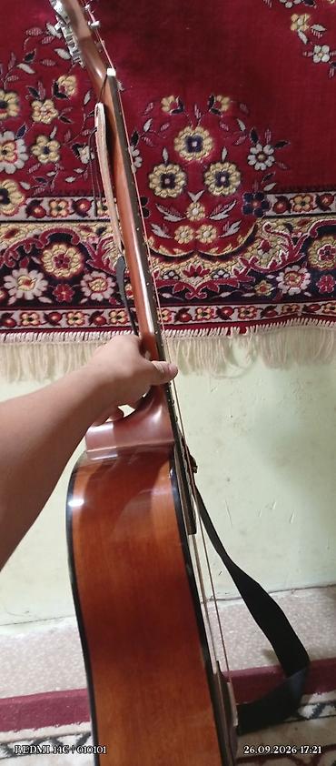 кыргызские музыкальные инструменты: Акустическая гитара Yamaha (форма корпуса Dreadnought) - Классическая — 4