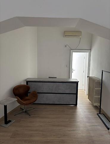 Kancelarijski setovi nameštaja: Cena uključuje: -Pult, stolica za pult -3 slike -3 velika štendera — 2