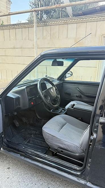 Digər avtomobillər: Model: Sedan, 4 qapı Rəng: Qara (tam qara optika və tünd şüşələr) — 8