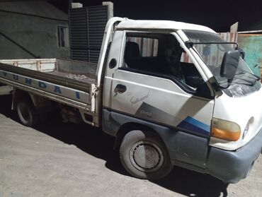 ош нексия 2: Грузовик-пикап Hyundai Porter белого цвета с открытым кузовом. На